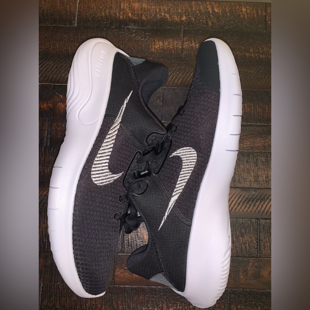 NEW NIKE black & white sneakers.